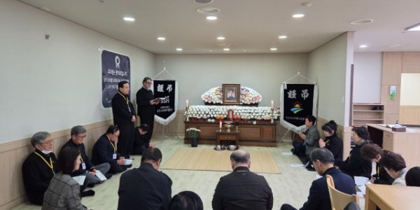 5-1. 무연고자 장례식을 엄수하는 공영장례서포터즈.jpeg