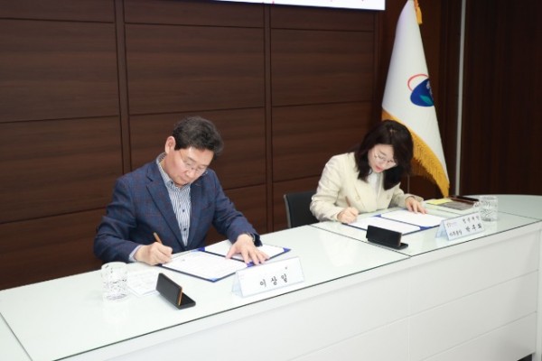 6-1. 이상일 용인특례시장이 박주희 청년재단 사무총장과 협약서에 서명하고 있다.jpg