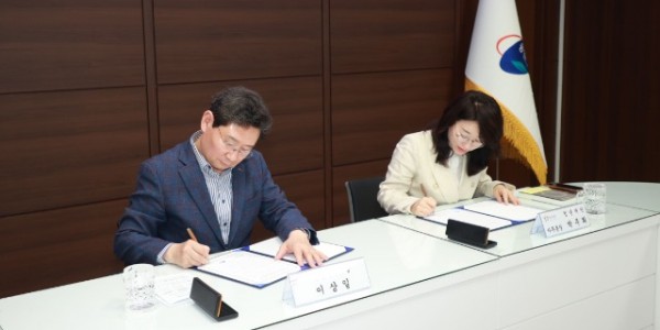 6-1. 이상일 용인특례시장이 박주희 청년재단 사무총장과 협약서에 서명하고 있다.jpg