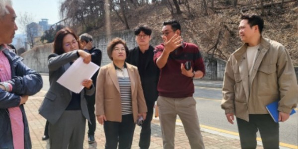 250325 김옥순 의원, 의왕과천 고속도로 굴다리 보행로 현장점검 (1).jpg