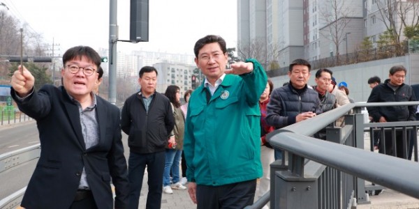 12-1 25일 이상일 용인특례시장이 마북천 산책로 설치 예정지를 현장 점검했다.JPG