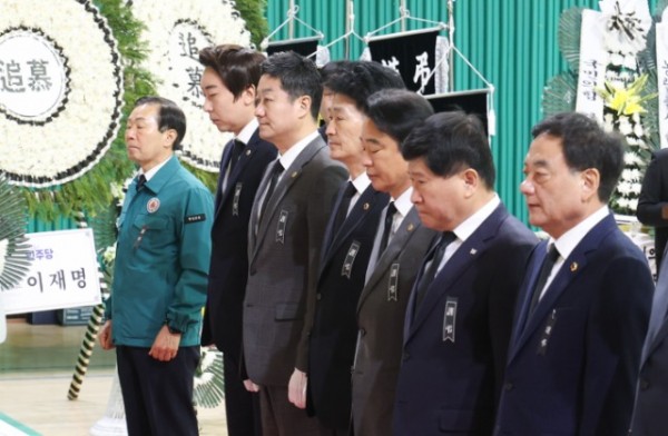 250326 김진경 의장, 산청 산불진화 희생자 조문..애도의 뜻 전해 (1).jpg