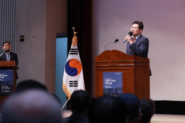 250327 3-1. 이상일 용인특례시장은 26일 기흥구 상갈동 경기도박물관 뮤지엄아트홀에서 개최된 광복 80주년 기념 ‘이달의 독.JPG