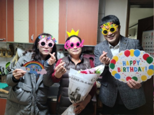 250327 9. 수지구의 어르신 생신축하 모습.jpg