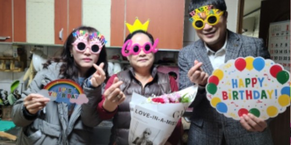 250327 9. 수지구의 어르신 생신축하 모습.jpg