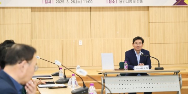 250327 12-1. 26일 시청 비전홀에서 열린 제2기 용인시 자치분권시민협의회 위촉식 및 정기회의에서 이상일 용인특례시장이 발언하고 있다.jpg