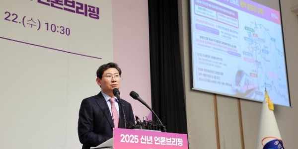 16. 지난 1월 22일 신년 언론브리핑에서 광역 철도망 구축 계획을 설명하고 있는 이상일 용인특례시장.JPG