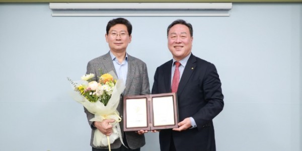 17-1. 27일 용인특례시청 시장실에서 감사패 전달식 후 이상일 시장(왼쪽)과 시석중 경기신보 이사장이 기념사진을 찍고 있다..jpg