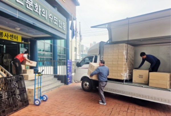 18-1. 27일 용인시자원봉사센터가 용인카네기총동문회 ‘함께하는 손길 봉사단’으로부터 기탁받은 방역 마스크 3만장을 안동시자원봉사센터에 전달했다.jpg