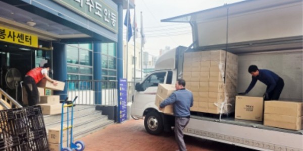 18-1. 27일 용인시자원봉사센터가 용인카네기총동문회 ‘함께하는 손길 봉사단’으로부터 기탁받은 방역 마스크 3만장을 안동시자원봉사센터에 전달했다.jpg