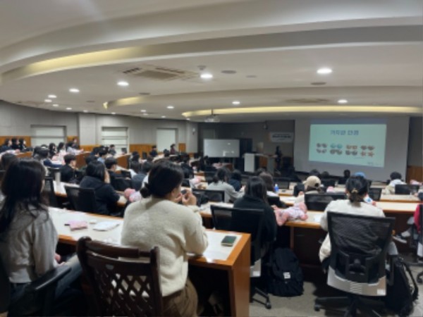 1-1. 27일 용인과학예술대 학생을 대상으로 진행된 휴머노이드 아기돌봄 체험.jpg