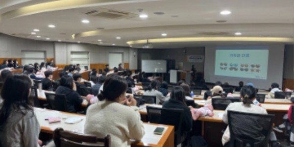 1-1. 27일 용인과학예술대 학생을 대상으로 진행된 휴머노이드 아기돌봄 체험.jpg