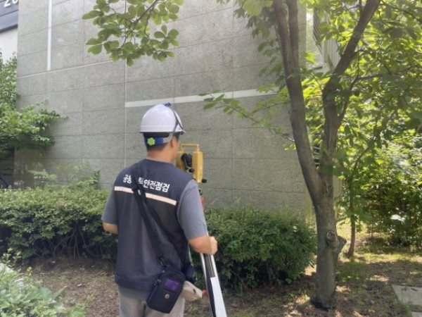 3-1. 소규모 공동주택 단지 건축물 기울기(수직도) 측정을 하고 있는 모습.jpg