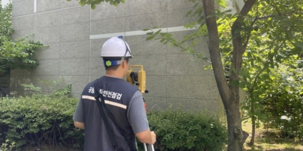 3-1. 소규모 공동주택 단지 건축물 기울기(수직도) 측정을 하고 있는 모습.jpg