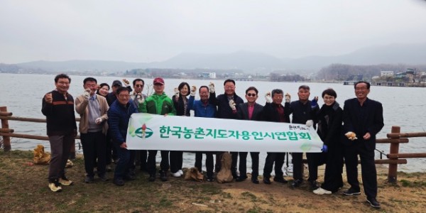 7-1. 용인특례시 대표 농업인 단체 농촌지도자용인시연합회원들은 용담호수 수질정화를 위해 EM흙공 500개를 던졌다.jpg