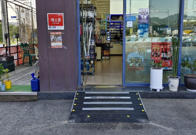 3. 편의점에 설치된 맞춤형 경사로.jpg