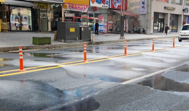 4-1. 용인특례시는 처인구 금령로의 농협중앙회~중앙지구대 700m에 도로 자동세척 시스템을 시범 설치했다.jpg