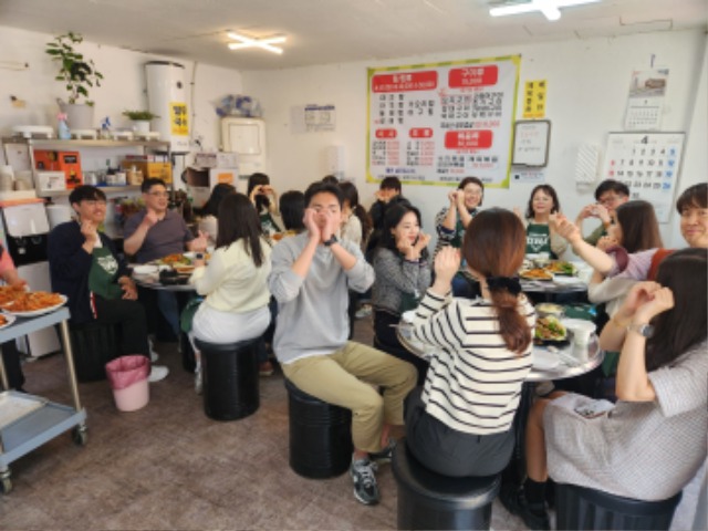 4-1. 수지구청의 직원 자율 외식의 날을 맞아 직원들이 인근 식당에서 식사를 하는 모습.jpg