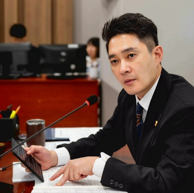 250415 전석훈 의원, AI 선도 경기도, 미래를 향한 발걸음! 인공지능 기본조례 개정안 본회의 통과.jpg