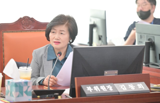 250415 김동희 의원, 경기도평생교육진흥원 원장 후보자 인사청문회에서 직무수행능력과 조직운영 철학 등 면밀히 검토 (1).jpg