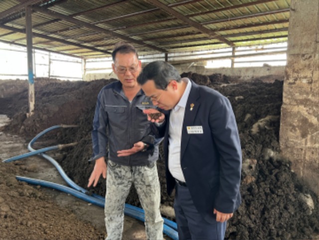 250416 이오수 의원, 이천시 축산환경개선제 활용 농가 방문...친환경 축산, 지역 갈등 해소와 품질 향상에 기여.jpg