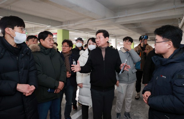 2-1. 이상일 용인특례시장이 지난 1월 18일 경남아너스빌 디센트 건설 현장을 방문해 누수가 지적된 지하 주차장을 둘.jpg
