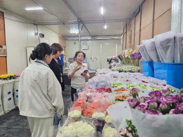 9. 시 관계자들이 가정의 달을 맞아 화훼류 원산지 표시 지도 점검을 하고 있는 모습. (1).jpeg