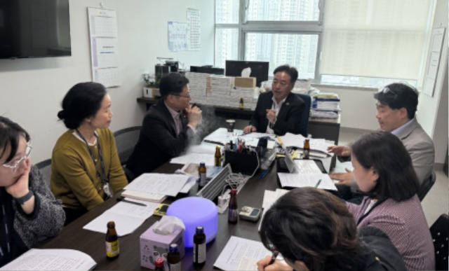 250418 김동규 의원, 경기도 외국인간병 제도 추진 위한 실무자 간담회 가져.jpg