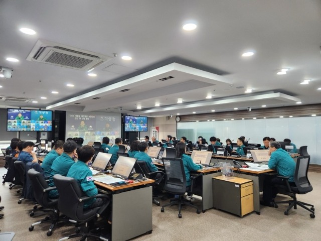 1. 용인특례시는 18일 시청 재난안전상황실에서 여름철 자연재난 종합대책 점검회의를 진행했다.jpg