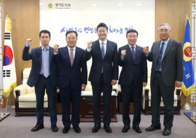 250422 김진경 의장, 경기지역 중소기업인, 소상공인 만나 현안 및 지원 방안 논의 (1).jpg