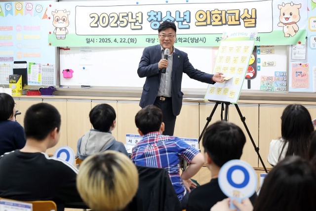 250423 최만식 의원, 경기도의회가 교실로...청소년 의회교실 현장 방문 (1).jpg