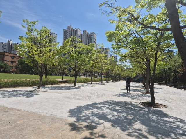 3-1. 바닥 포장 교체 등을 마치고 준공한 기흥구 새물근린공원.jpg