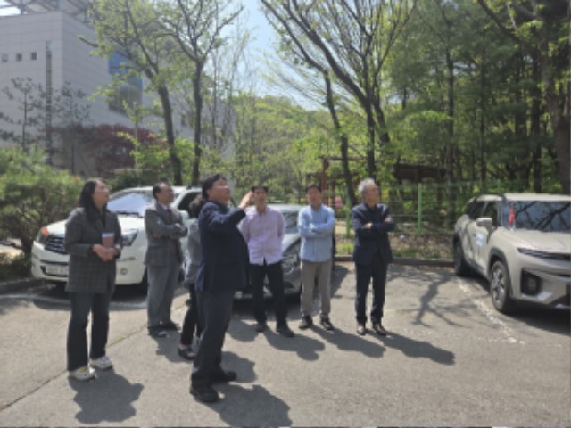 250425 성기황 의원, 당동중학교 옹벽 안전 점검...사고 미연에 방지해야 (1).jpg