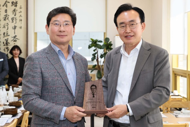 4-1. 25일 이상일 용인특례시장(왼쪽)이 윤병태 나주시장에게 목재 기념패를 전달하고 있다..jpg