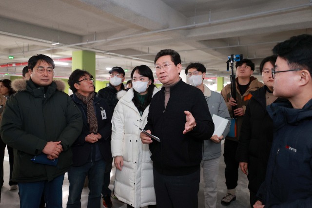 1-1. 이상일 용인특례시장이 경남아너스빌디센트 건설 현장을 방문해 하자보수 상황을 살피고 있다.jpg
