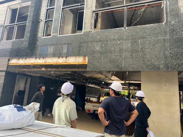 3. 시 관계자들이 관내 건축 공사 현장 안전 점검을 하고 있는 모습.jpeg