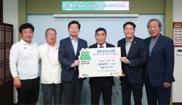 10. 이상일 시장(왼쪽 3번째)은 28일 대회 우승 상금을 기탁한 설봉환 용인실버FC 회장(오른쪽 3번째)을 비롯한 임원단  이한규 용인시 축구협회장(오른쪽 2번째) 등과 기념 촬영했다.jpg