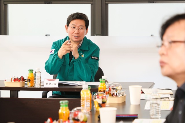 2-1. 이상일 용인특례시장이 29일 오전 수지구청역 롯데캐슬 하이브엘 공동주택 단지 품질 점검에 참여해 관계자로부터 현장에 대한 설명을 듣고 있다..jpg