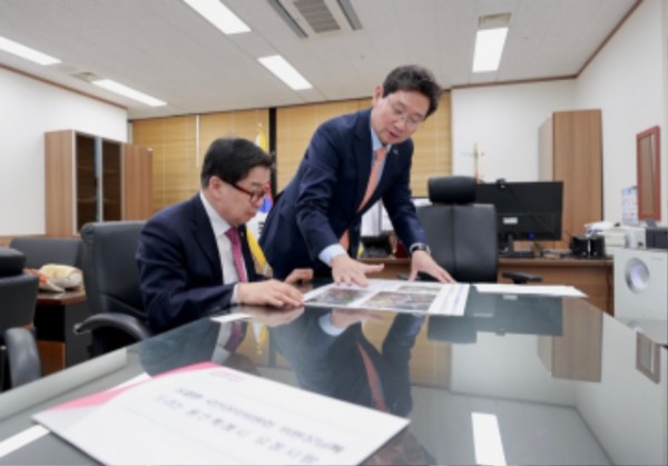 10-2. 이상일 용인특례시장이 31일 유철환 국민권익위원장을 만나 광교 송전철탑 이설 사업에 대한 중재와 수지구 고기동 노인복지주택 사업에 대한 권익위원회 의견표명 재심의를 요청했다..jpg