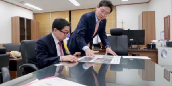 10-2. 이상일 용인특례시장이 31일 유철환 국민권익위원장을 만나 광교 송전철탑 이설 사업에 대한 중재와 수지구 고기동 노인복지주택 사업에 대한 권익위원회 의견표명 재심의를 요청했다..jpg