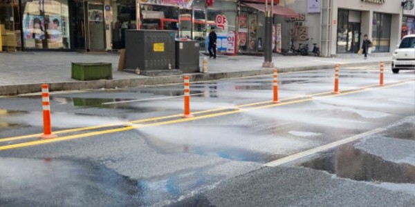 4-1. 용인특례시는 처인구 금령로의 농협중앙회~중앙지구대 700m에 도로 자동세척 시스템을 시범 설치했다.jpg