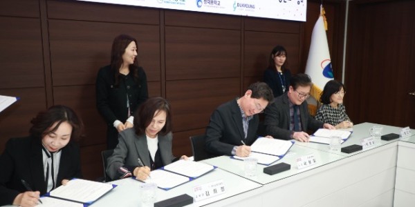 250403 3-1. 2일 시청 접견실에서 이상일 시장과 협약식 참석자들이 협약서에 서명하고 있다.jpg