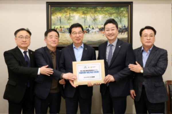 1. 지방의회 제도개선 건의안을 전달하는 김진경 의장. (좌로부터) 이광희 의원, 강득구 의원, 신정훈 행안위원장, 김진경 의장, 임채호.jpg