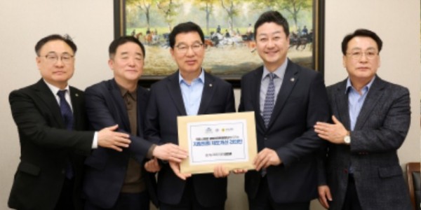 1. 지방의회 제도개선 건의안을 전달하는 김진경 의장. (좌로부터) 이광희 의원, 강득구 의원, 신정훈 행안위원장, 김진경 의장, 임채호.jpg