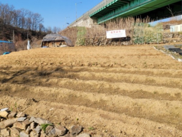 250406 4. . 용인특례시는 무단점유지 내 안내표지판을 설치해 무단점유 사실을 알리고 있다.jpg