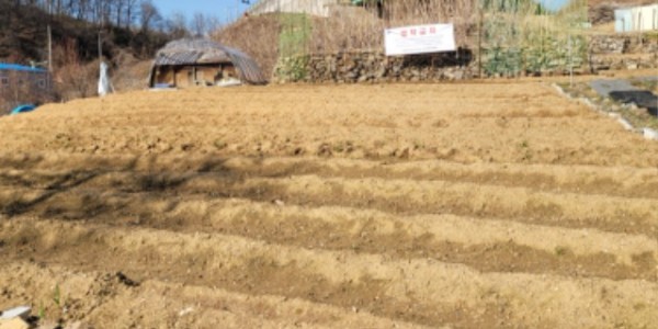 250406 4. . 용인특례시는 무단점유지 내 안내표지판을 설치해 무단점유 사실을 알리고 있다.jpg