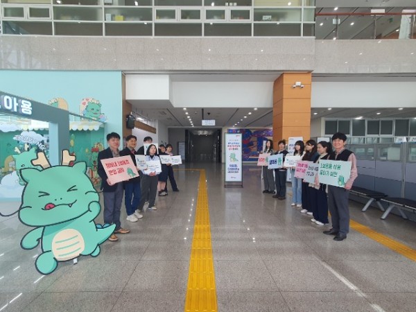 250406 6. 용인특례시는 지난 4일 시청 로비에서 ‘일회용 컵 제로 청사 만들기’ 캠페인을 했다.jpg