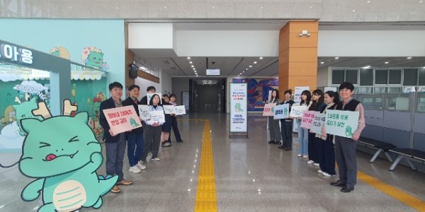 250406 6. 용인특례시는 지난 4일 시청 로비에서 ‘일회용 컵 제로 청사 만들기’ 캠페인을 했다.jpg