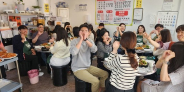 4-1. 수지구청의 직원 자율 외식의 날을 맞아 직원들이 인근 식당에서 식사를 하는 모습.jpg