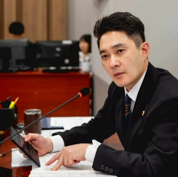 250415 전석훈 의원, AI 선도 경기도, 미래를 향한 발걸음! 인공지능 기본조례 개정안 본회의 통과.jpg